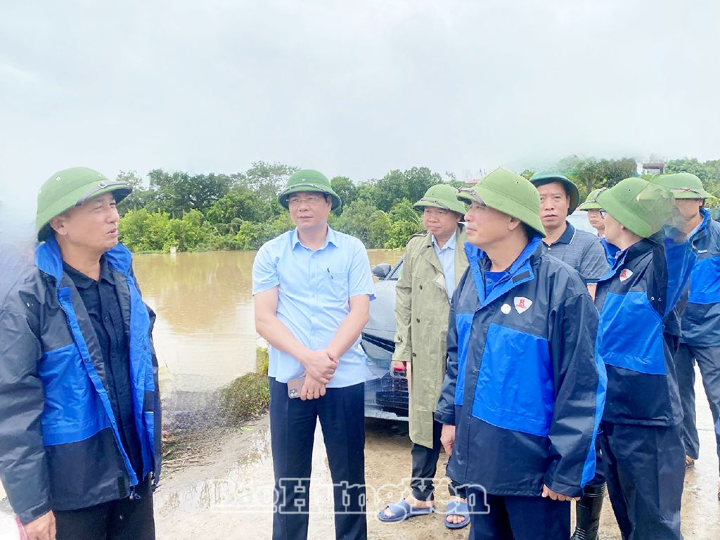 Đồng chí Chủ tịch UBND tỉnh Trần Quốc Văn kiểm tra tình hình ứng phó với ngập lụt tại thành phố Hưng Yên