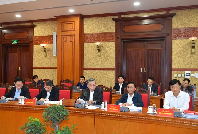 Bố trí cán bộ có trình độ, năng lực về khoa học, kỹ thuật vào cấp uỷ các cấp 