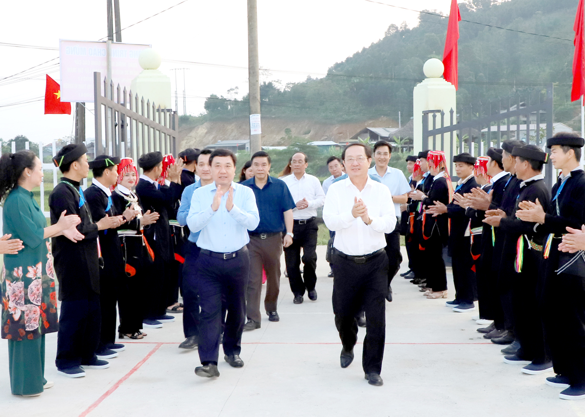 Bộ trưởng Huỳnh Thành Đạt dự Ngày hội Đại đoàn kết dân tộc và dâng hương tri ân Anh hùng liệt sỹ tại Hà Giang