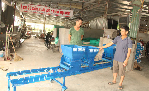 Anh nông dân Thái Bình làm ra chiếc máy gieo mạ khay giá rẻ nhưng chất lượng tương đương các hãng lớn